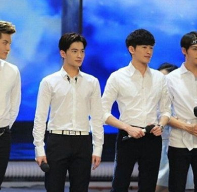 穿增高鞋 杨洋身材还是五五开