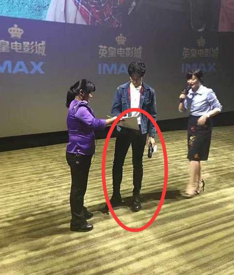 穿增高鞋 杨洋身材还是五五开