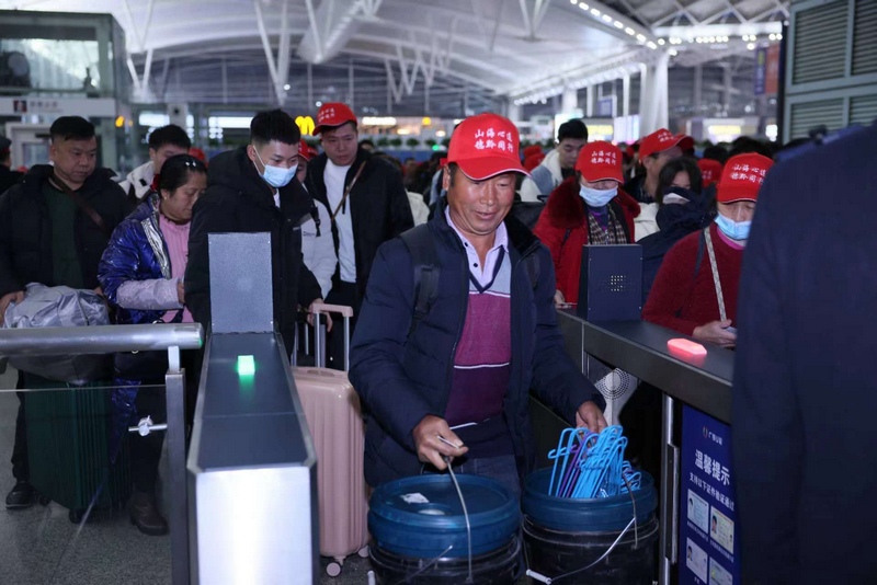 新春走基层 | “直通车”护送老乡温暖返乡
