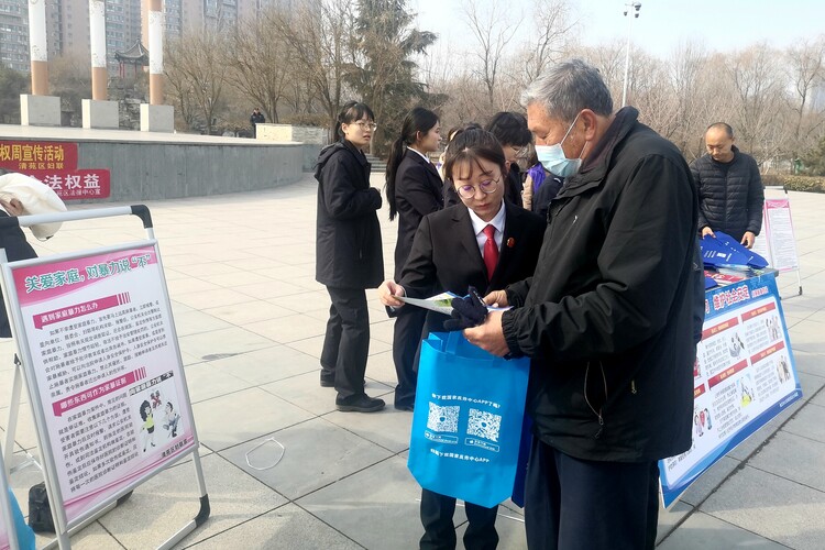 河北清苑：开展“法润万家 平安相伴”系列主题宣传活动_fororder_工作人员耐心解答群众咨询。清苑区委宣传部供图