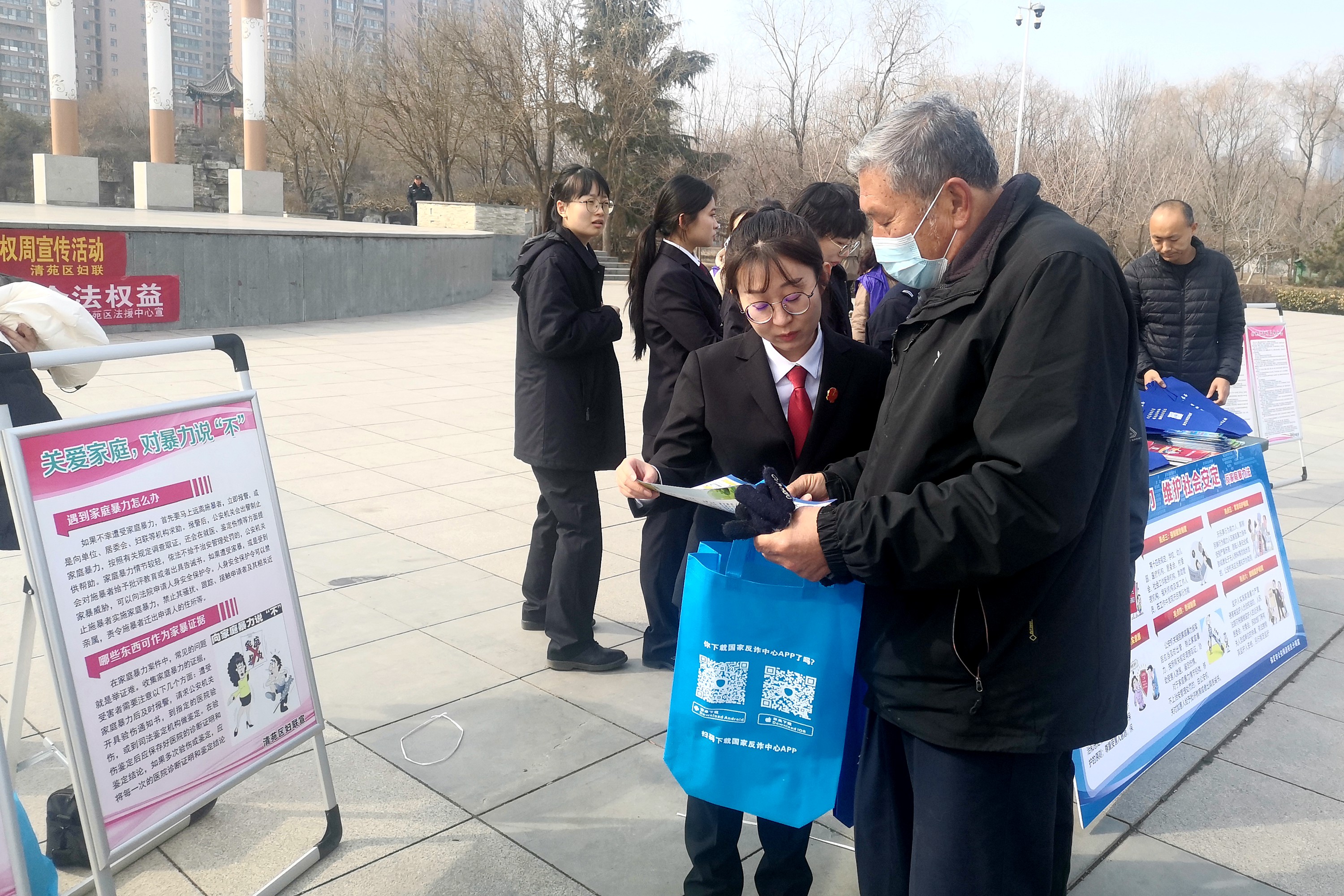 河北清苑：开展“法润万家 平安相伴”系列主题宣传活动_fororder_工作人员耐心解答群众咨询。清苑区委宣传部供图