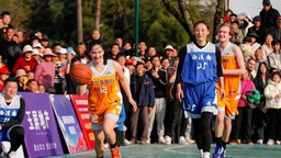 安徽黄山：皖南古村落上演国际乡村篮球赛