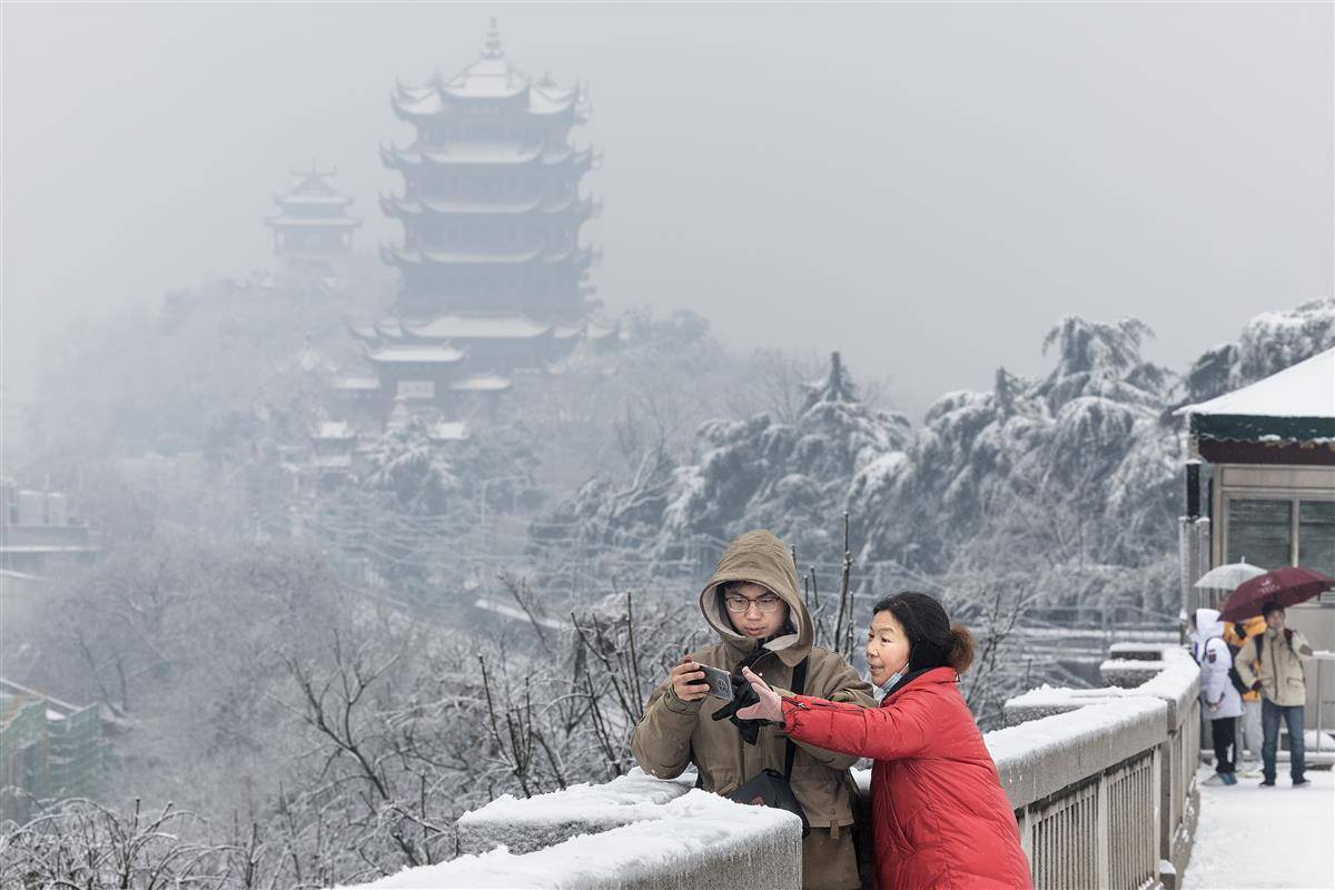 雪中江城宛如水墨畫 市民打卡武漢地標