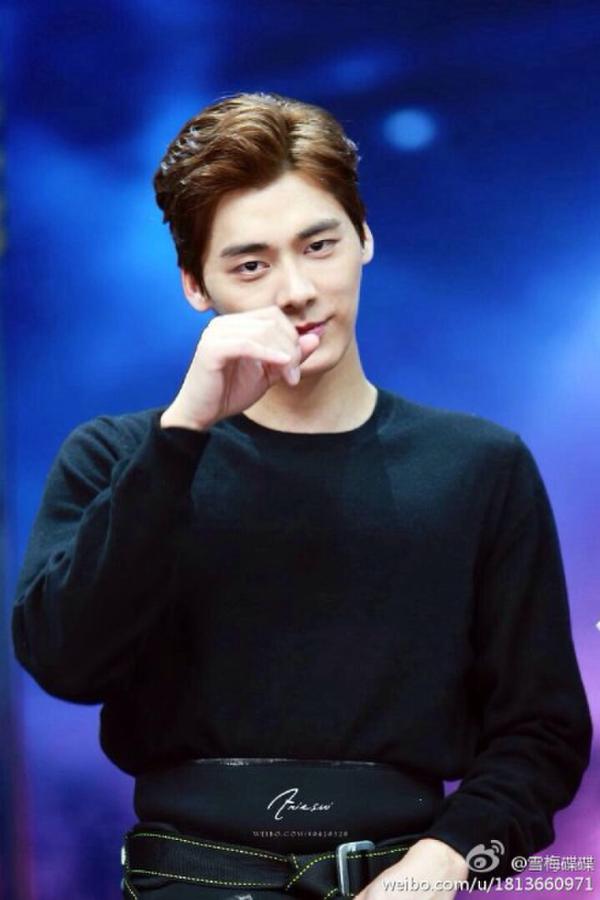 传杨幂撮合李易峰唐嫣 李易峰唐嫣公开穿情侣装