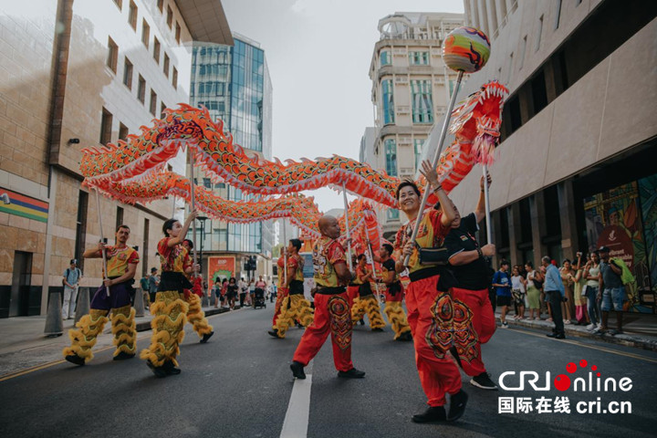 （龙腾中国年）毛里求斯2024年“欢乐春节”花车巡游隆重举办_fororder_2