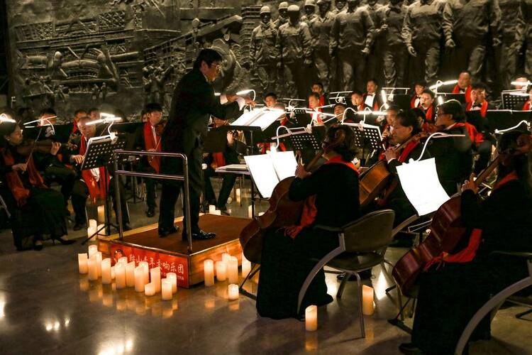 沉浸式燭光交響音樂會在鞍鋼博物館精彩上演