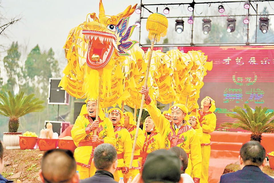 重庆： 龙腾狮舞闹新春 民俗表演庆佳年