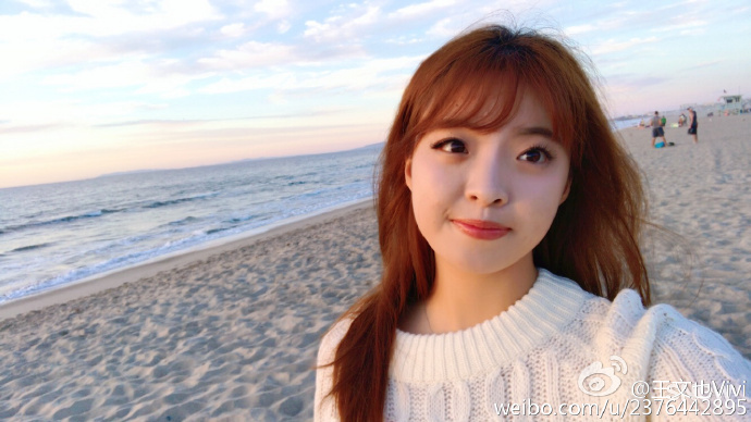 组图：王中磊女儿王文也晒美照 笑容甜美有气质