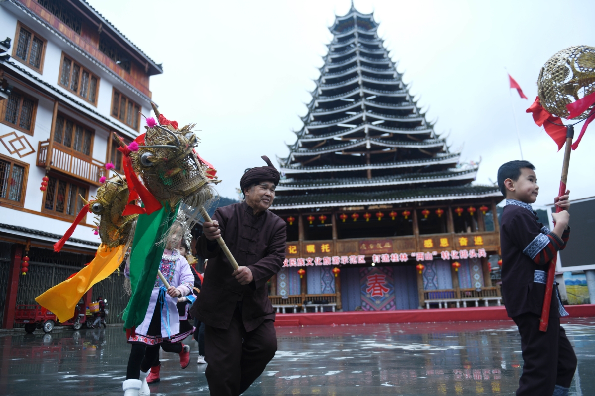 广西龙胜：春牛闹春祈丰收_fororder_2月4日，在广西桂林市龙胜各族自治县平等镇广南村，侗族民众在“闹春牛”活动上舞草龙。_副本