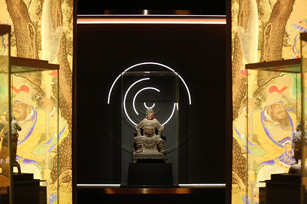 重磅文物云集 “义薄云天——关公主题精品文物展”开展_fororder_展览文物-明代彩绘铜铸关帝包巾坐像