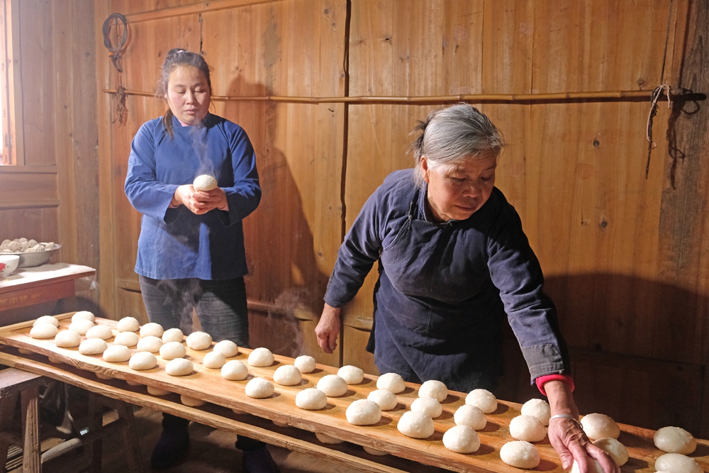 貴州天柱：苗鄉侗寨年味濃_fororder_天柱縣邦洞街道魚塘村民捏年粑。.JPG