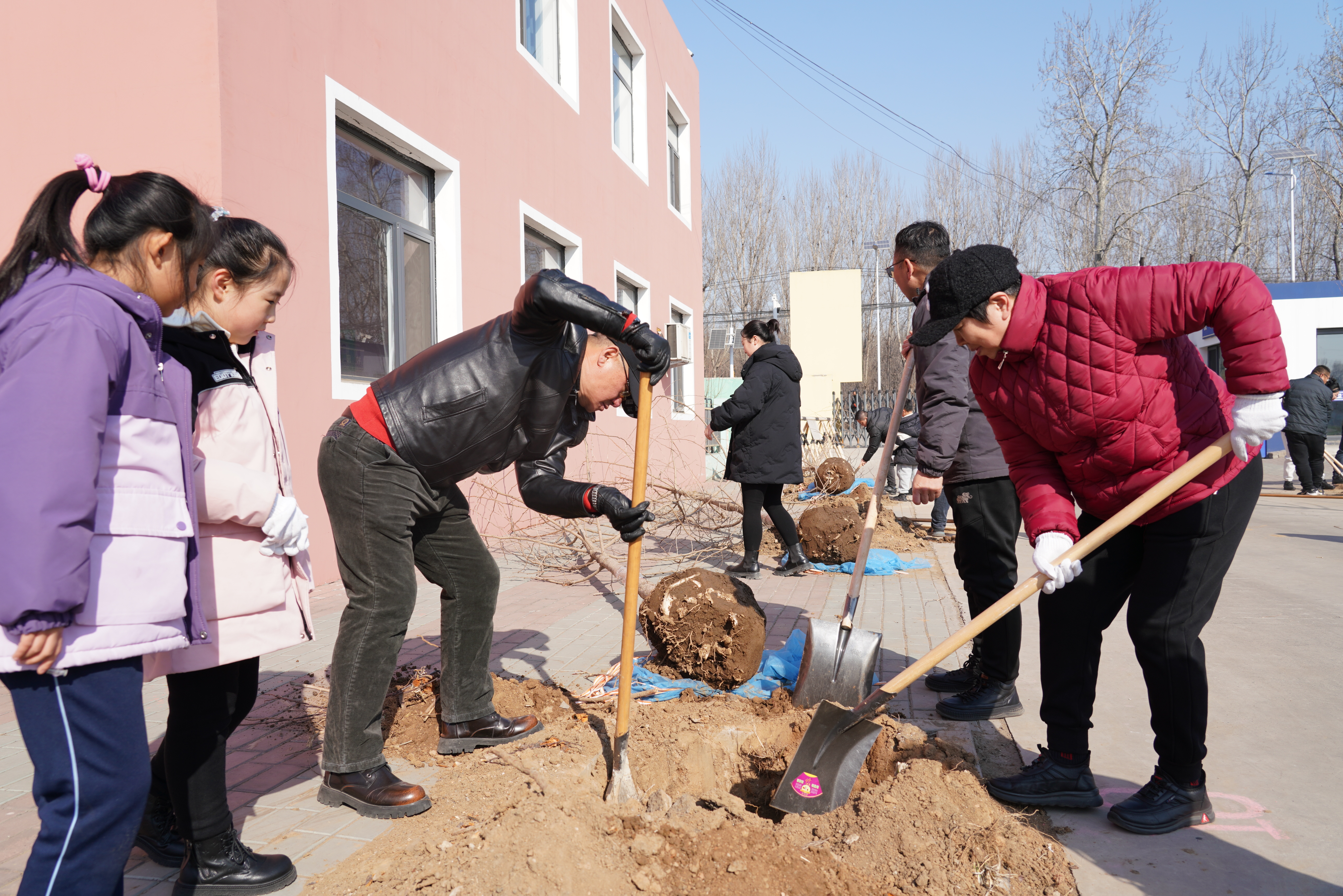 唐山开平：师生家长齐动手 不负春光植新绿_fororder_1.JPG