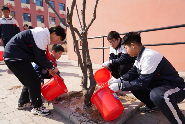 唐山開平：師生家長齊動手 不負春光植新綠_fororder_6.JPG