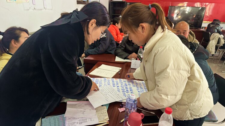 河北唐縣：直播大賽強比拼 打造助農新業態_fororder_學員間針對直播中的注意事項進行討論