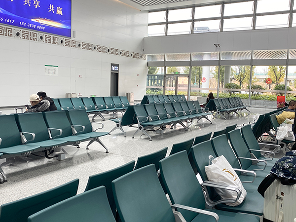 新春走基层｜天府机场站“90后”站长杨建辉：用心守护春运平安 助力旅客畅享旅程_fororder_绿色充电座椅