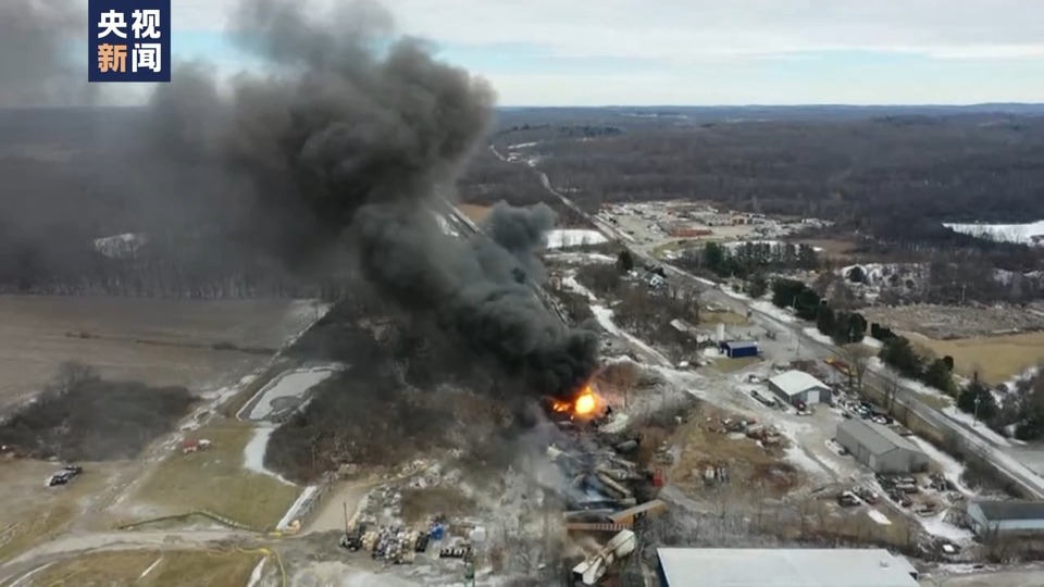 美俄亥俄州列车脱轨致有毒化学品燃烧泄漏事故一周年 当地居民仍受健康问题困扰