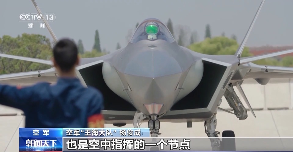 飞出新时代的荣光！这就是歼-20飞行员的英姿→
