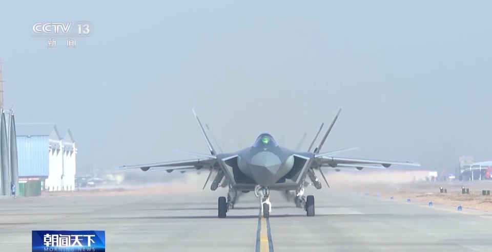 飞出新时代的荣光！这就是歼-20飞行员的英姿→