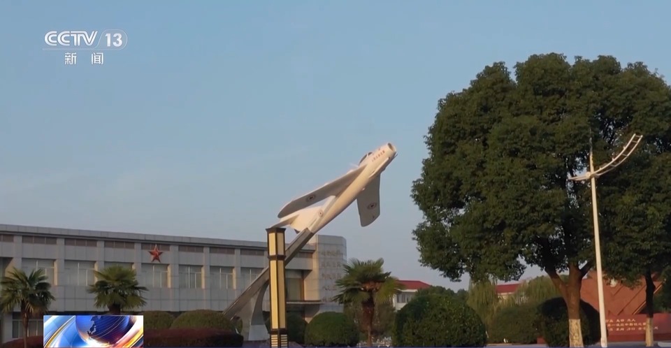 飞出新时代的荣光！这就是歼-20飞行员的英姿→