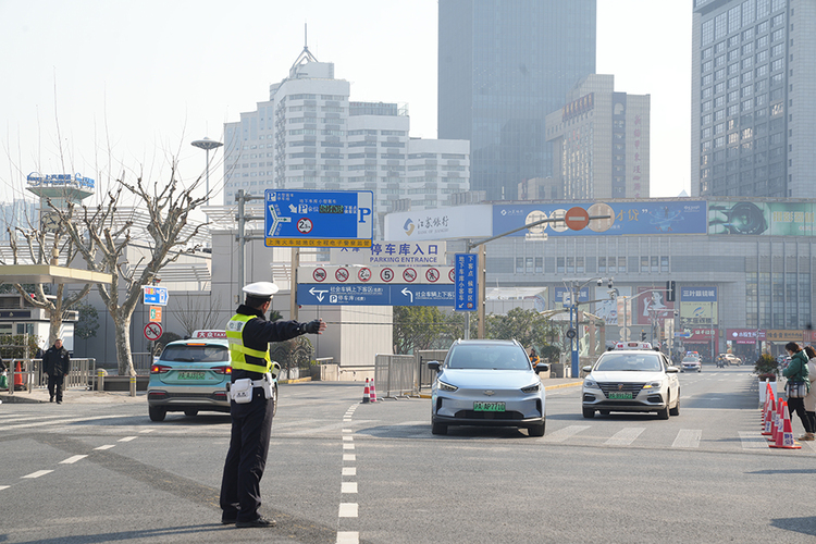 上海火车站迎来客流高峰 公安增派警力强化交通保障_fororder_485