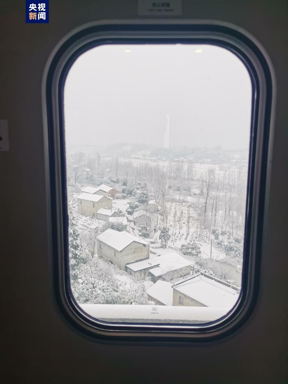 “我来帮忙！”风雪中列车上组成临时“搬运链” 温暖了回家的旅途