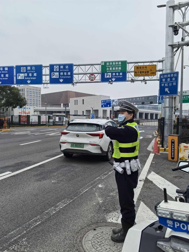 虹桥枢纽每日到发旅客数超40万人次 上海警方多举措疏导_fororder_133
