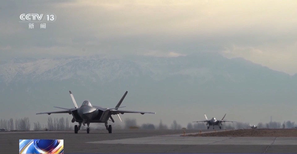 飞出新时代的荣光！这就是歼-20飞行员的英姿→