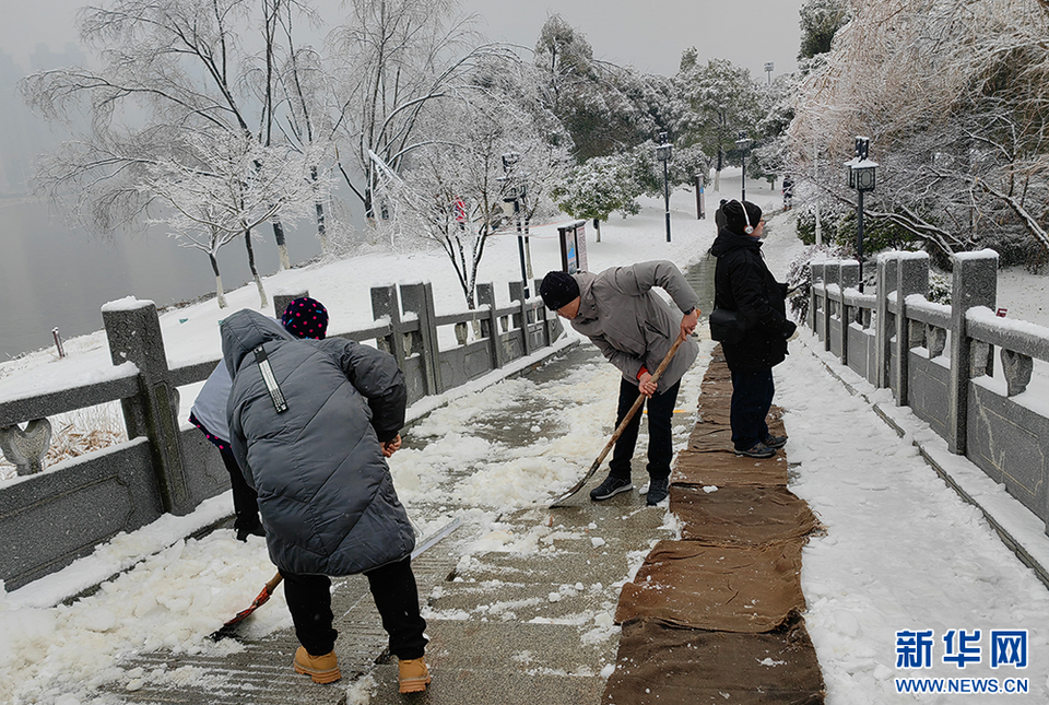 武汉园林开启24小时作业模式迎战冰雪