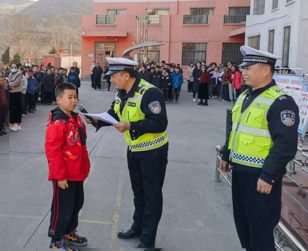 府谷公安交警新民中队走进新民二小开展交通安全宣讲活动_fororder_图片5