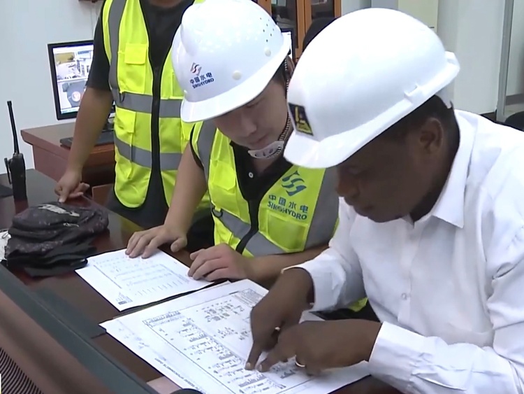 资讯有故事︱新春走基层 刚果（金）宗戈二期水电项目：“中国之光”点亮金沙萨夜空