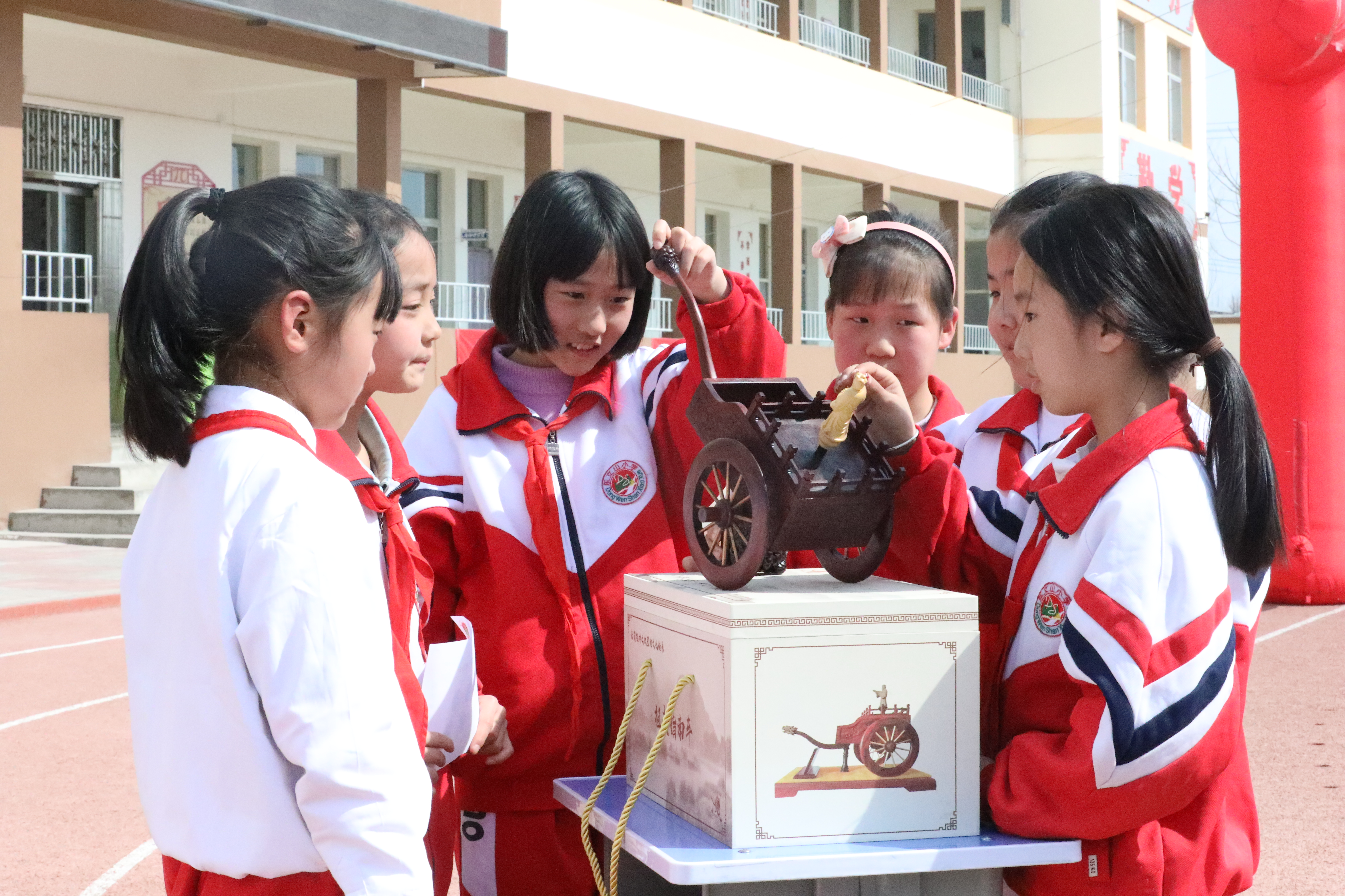 河北涞水：多彩活动 迎国际数学日_fororder_图为学生正在观赏涞水县非遗作品祖氏指南车。徐梓钰 摄