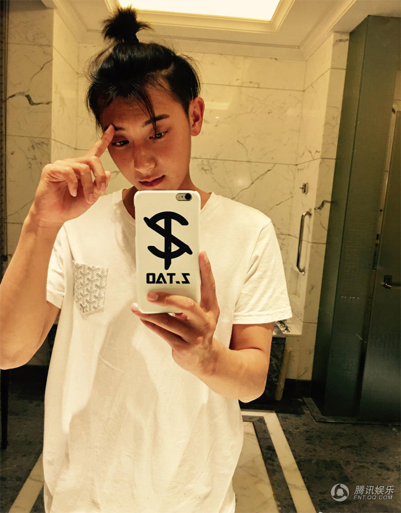 素颜出镜,顶着萌帅的苹果头造型,刷着牙都不忘比出"c-pop"的手势,也是