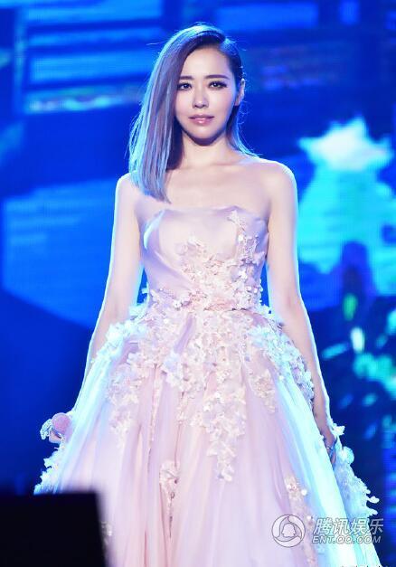 不管世界怎样纷扰,还是祝傻姑娘靓颖生日快乐_娱乐_腾讯网