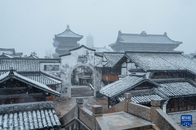 濮院古镇：雪映古镇景如画