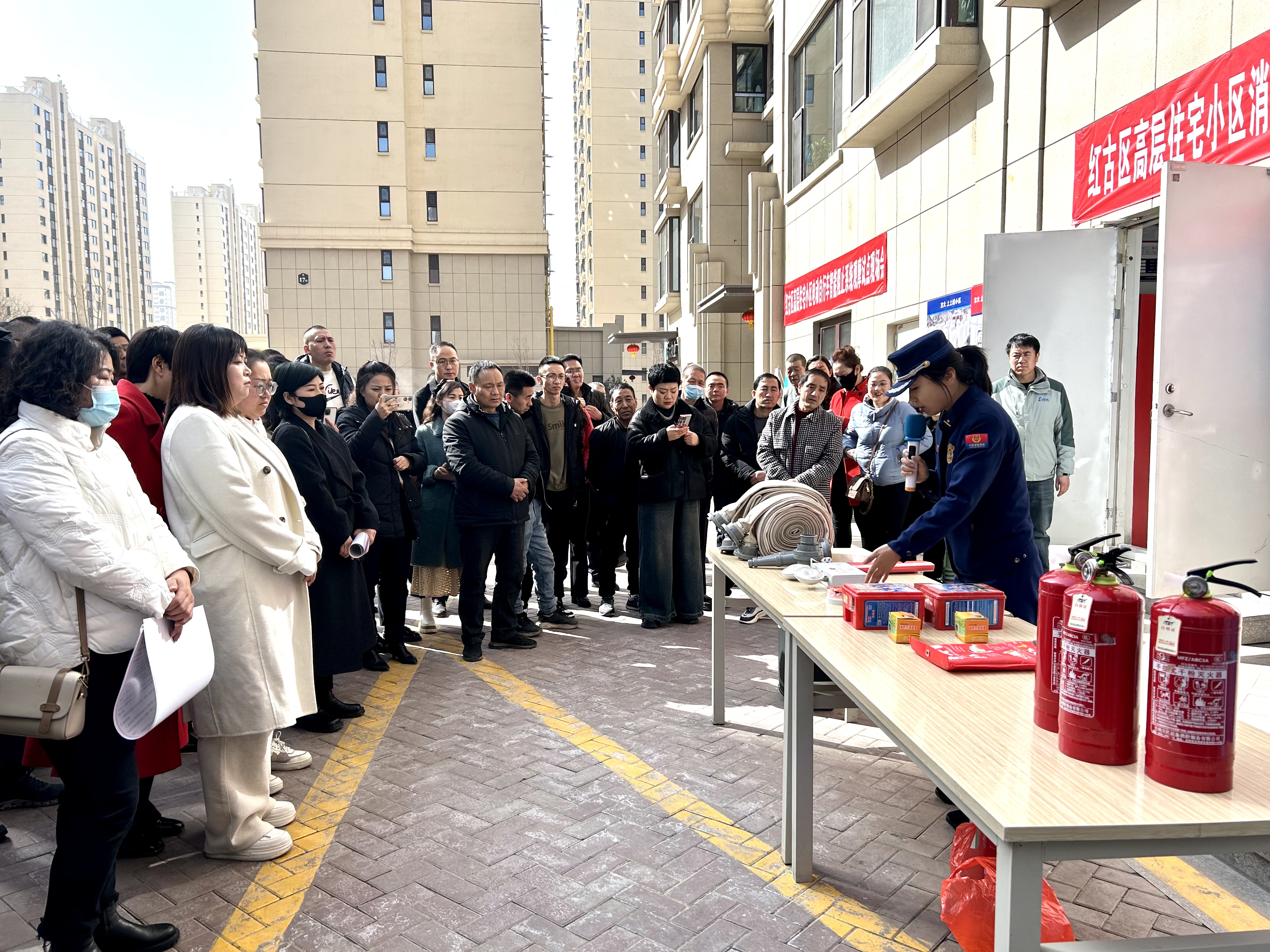 【原创】兰州消防“线上+线下”掀起“3·15”消防产品打假热潮_fororder_消防宣传员普及常见消防器材鉴别方法