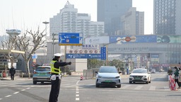 上海火车站迎来客流高峰 公安增派警力强化交通保障