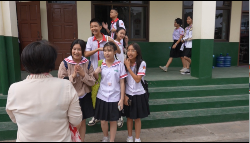 锦绣中国年丨害羞不掩痴迷 老挝寮都公学孩子们送来龙年祝福！
