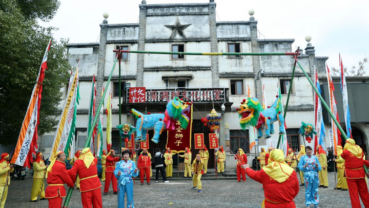 Tonglu Stages Shen'ao Lion Dance to Herald Spring Festival