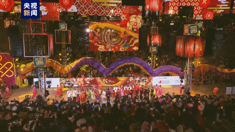 香港舉行新春花車巡遊 展現龍年喜慶和活力
