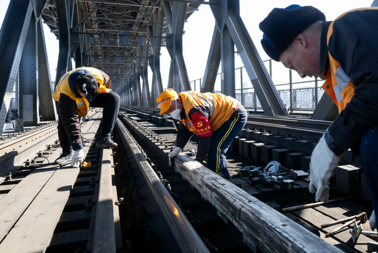 新春走基層·春節他們在一線｜“萬里長江第一橋”的“養護人”: 每天差一毫米也不行