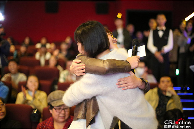 观众被任素汐感动要求热情拥抱