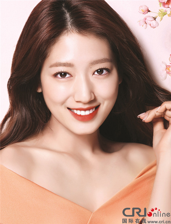 朴信惠红唇妩媚女人味足 小秀香肩露甜笑