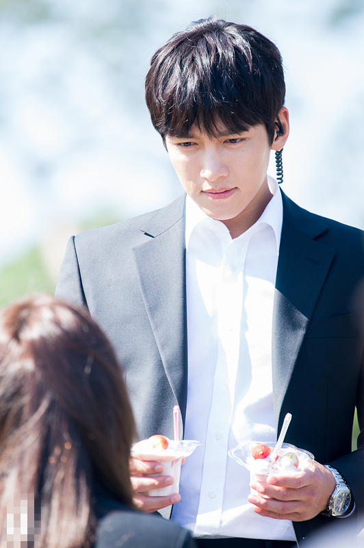 池昌旭黑西装利落帅气允儿颜值逆天《THE K2》拍摄现场照曝光【组图】