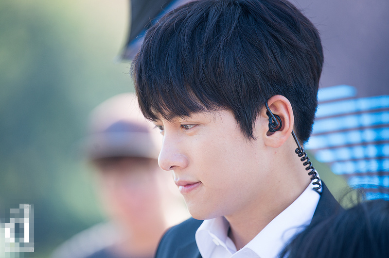 池昌旭黑西装利落帅气允儿颜值逆天《THE K2》拍摄现场照曝光【组图】