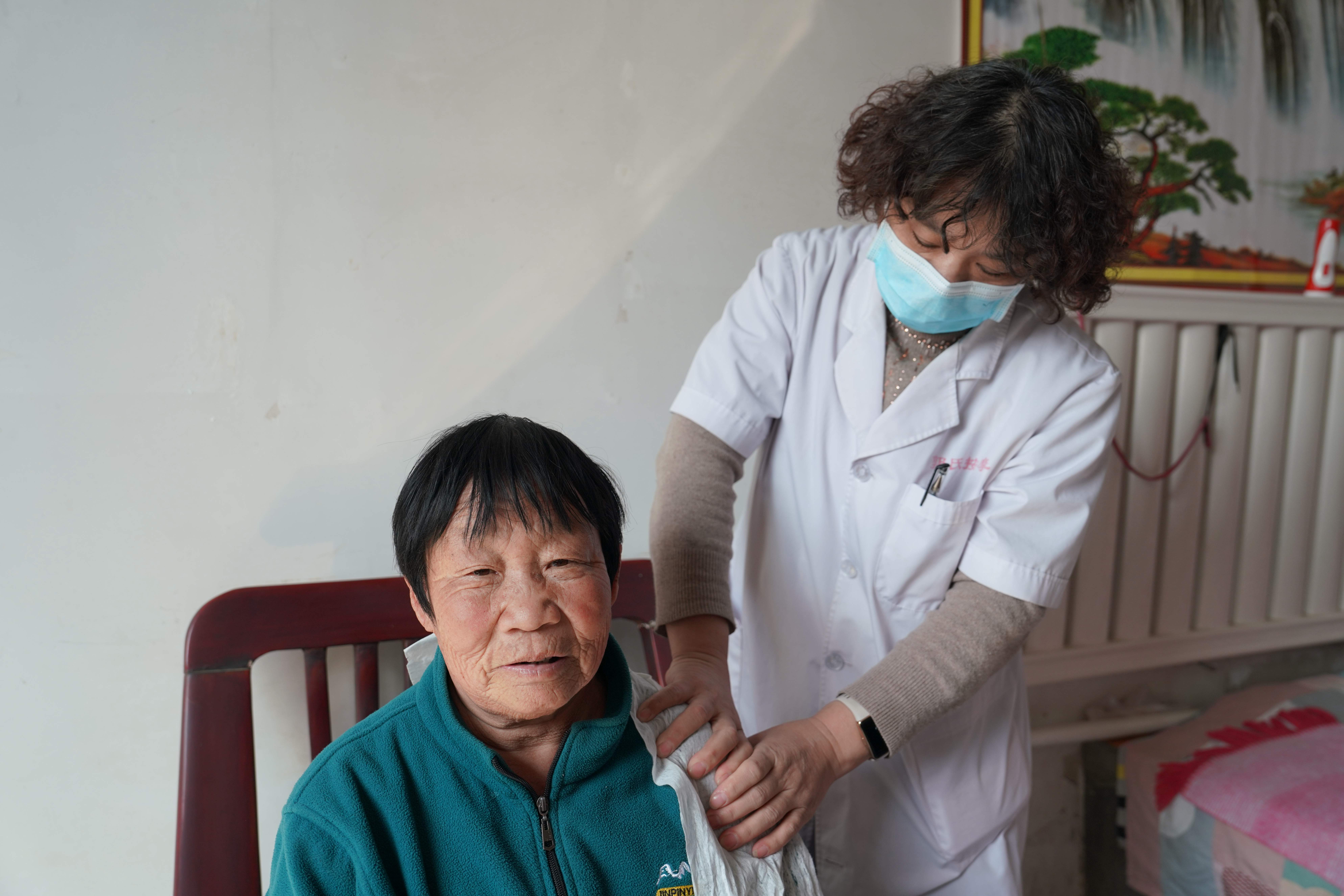 村民耿兰凤患有脑血栓后遗症,造成上下肢行动不便,肢体二级残疾.