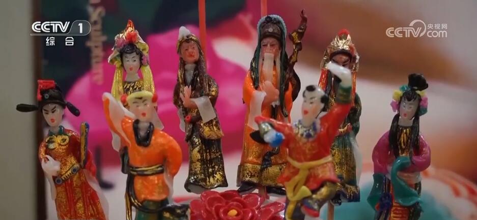 穿唐装、包饺子、表演武术 “中国红”点亮世界各国 欢庆中国年