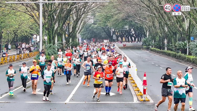 桂林馬拉松賽舉行 3萬名中外跑友競技山水間_fororder_圖片2