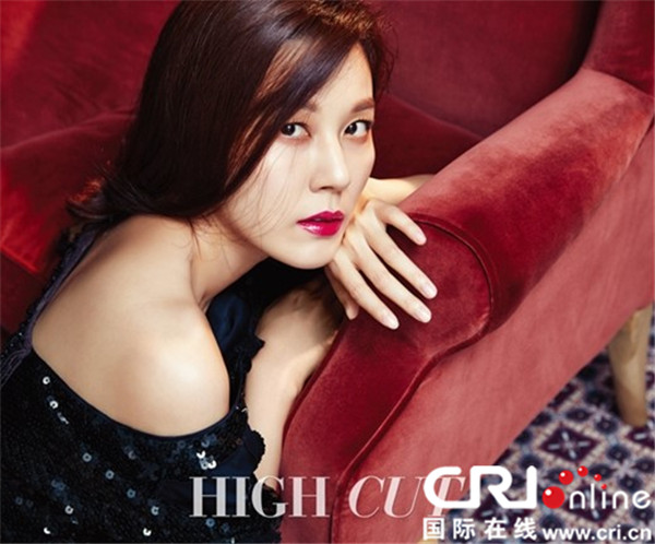 金荷娜露香肩眼神迷惑 高贵气质尽显女人魅力