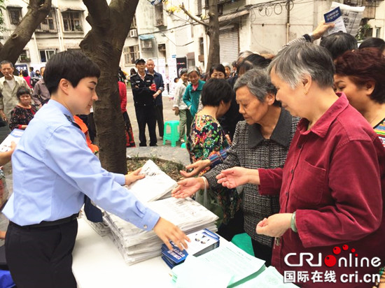 （发城市频道）【区县联动】【江北】江北警方“五进”送平安志愿服务队走进社区【内容页标题】VR体验交通安全 江北警方“五进”送平安进社区
