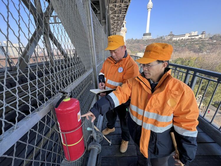 新春走基層·春節他們在一線｜“萬里長江第一橋”的“養護人”: 每天差一毫米也不行